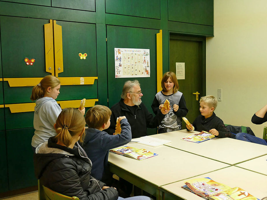 Symbolische Mantelteilung mit den Kommunionkindern (Foto: Karl-Franz Thiede)